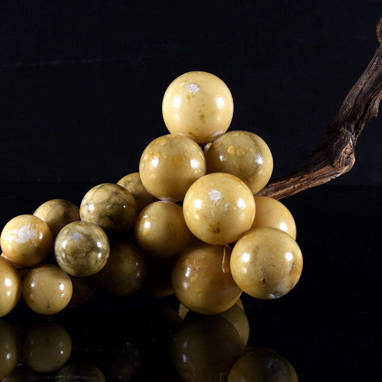 DRUVKLASE, alabaster/trä, 1900-tal.