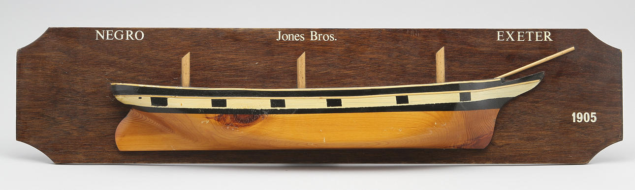 VÄGGRELIEF i form av halvbåtmodell, bemålat trä.