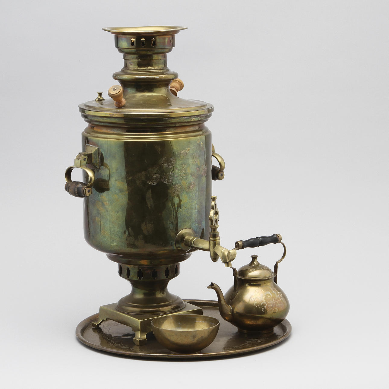 TESAMOVAR med droppskål, kanna och bricka. Mässing. Ryssland tidigt 1900-tal.