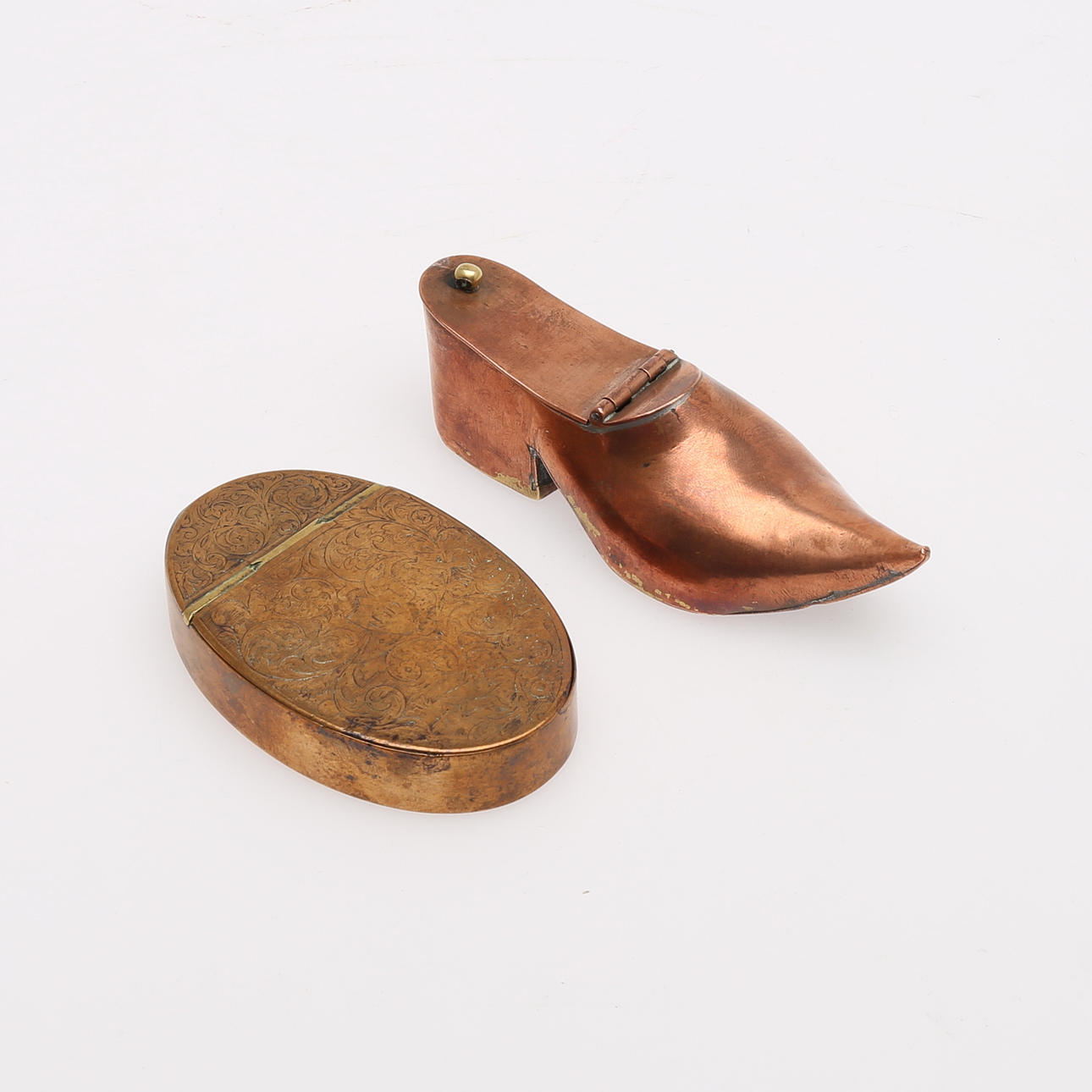 CAJAS DE RECUPERAR, DOS PIEZAS, una de latón con cincelado.