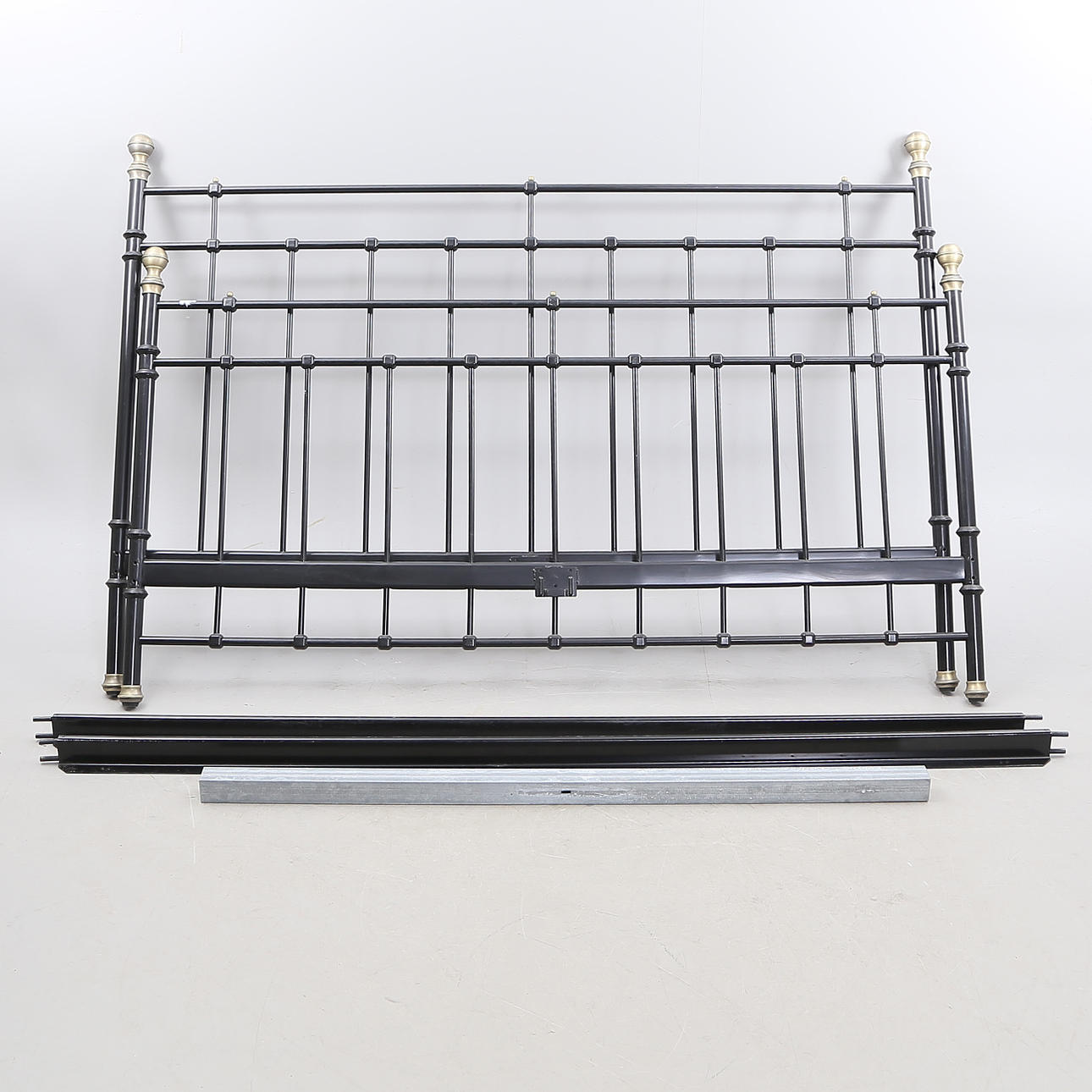 JÄRNGAVLAR, ram, dubbelsäng, 1900-tal.