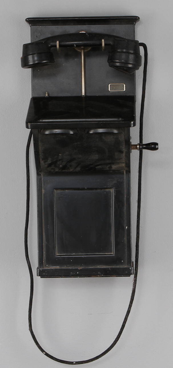 VÄGGTELEFON, plåt och backelit, 1900-tal.