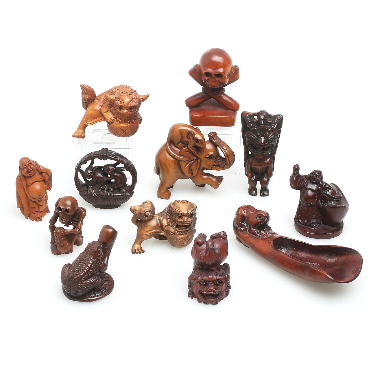 SAMLING NETSUKER, 12 st, snidade i trä.