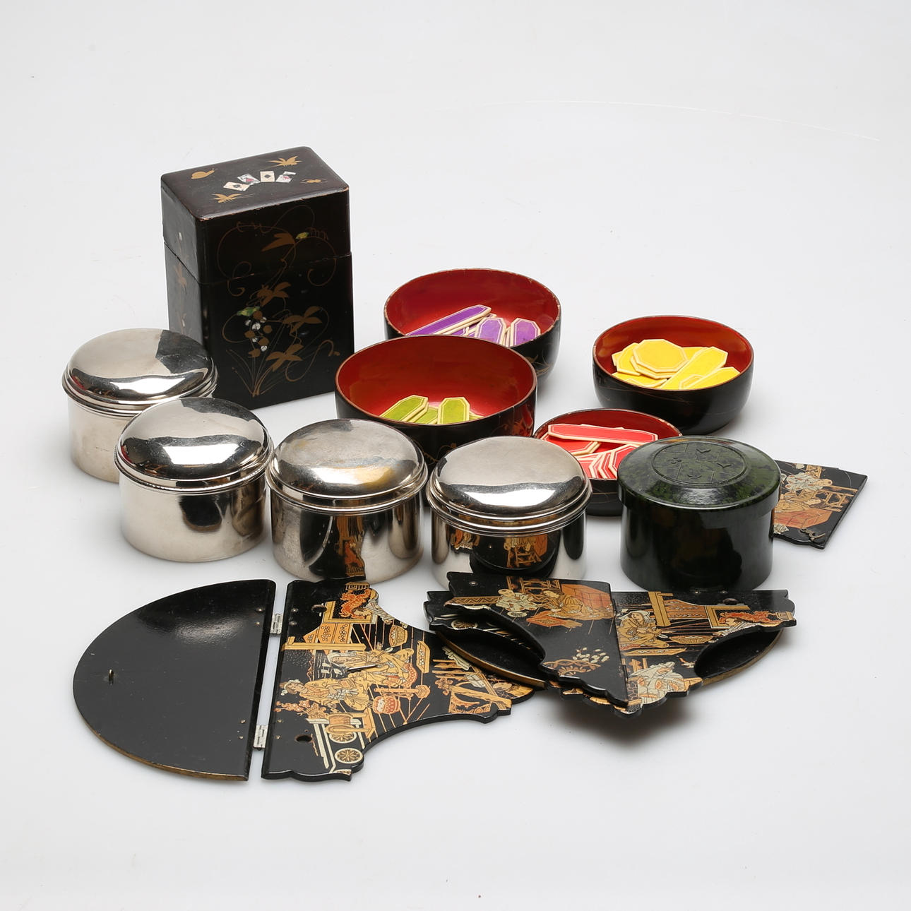 SPELMARKER, KORTBURK OCH BOKSTÖD.