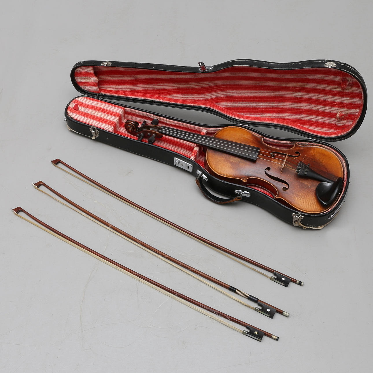 VIOLÍN, modelo Stradivarius, así como tres cuerdas y.