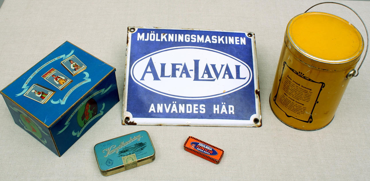 PLÅTBURKAR + EMALJERAD SKYLT, 5 delar.