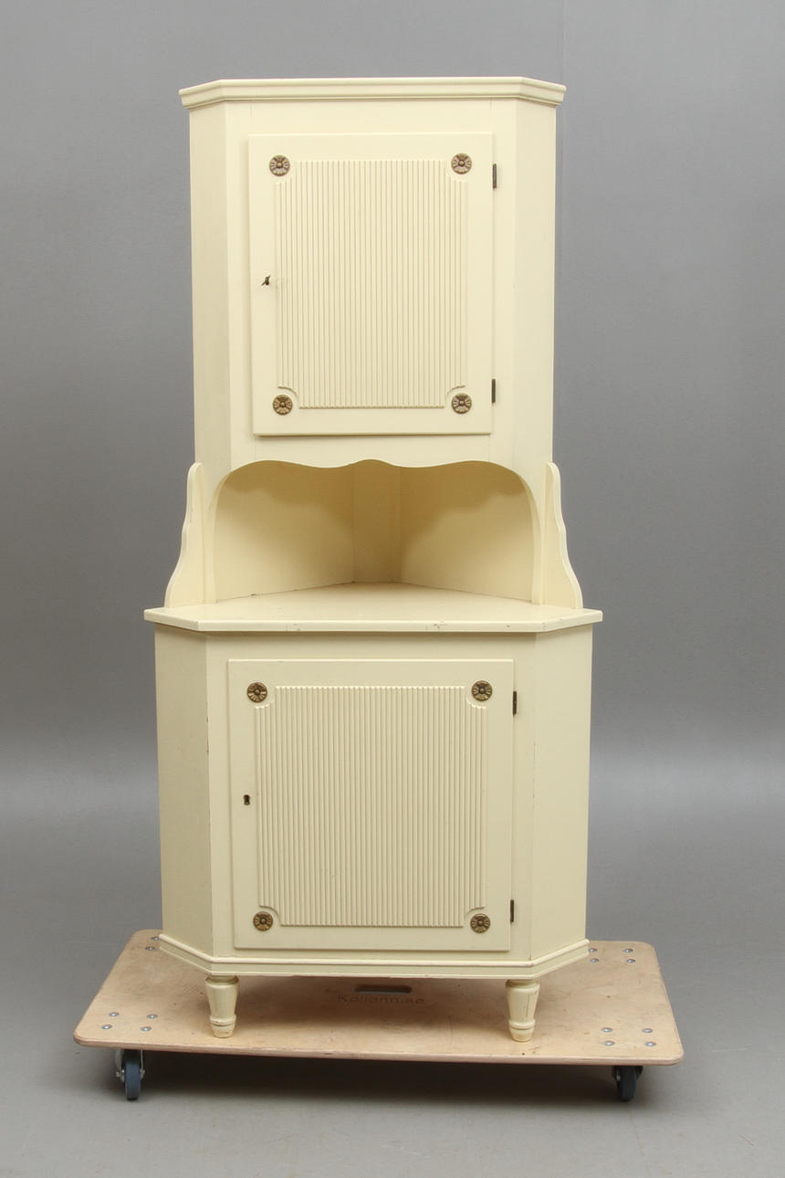 HÖRNSKÅP, gustaviansk stil, 1900-tal.