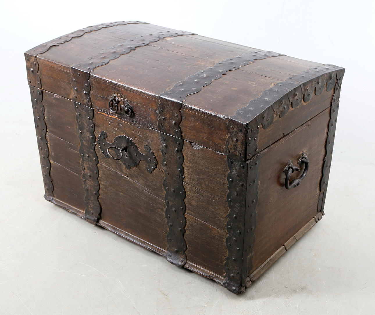 COFFIN, 17th/18th century, solid oak, maple compartment.