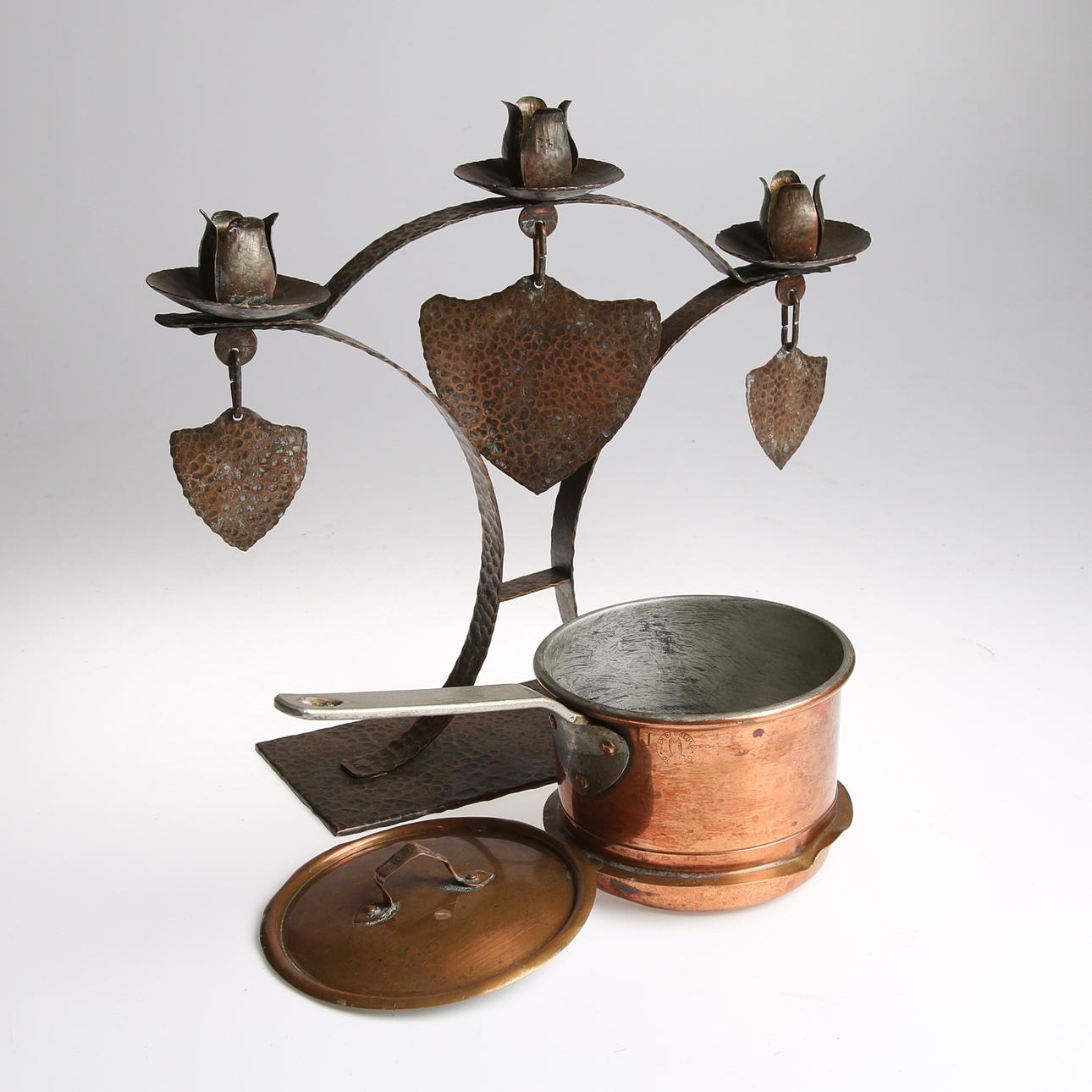 KANDELABER, koppar, jugend samt KASTRULL, koppar, märkt J.E.M. Berglund, Ockelbo, tidigt 1900-tal.