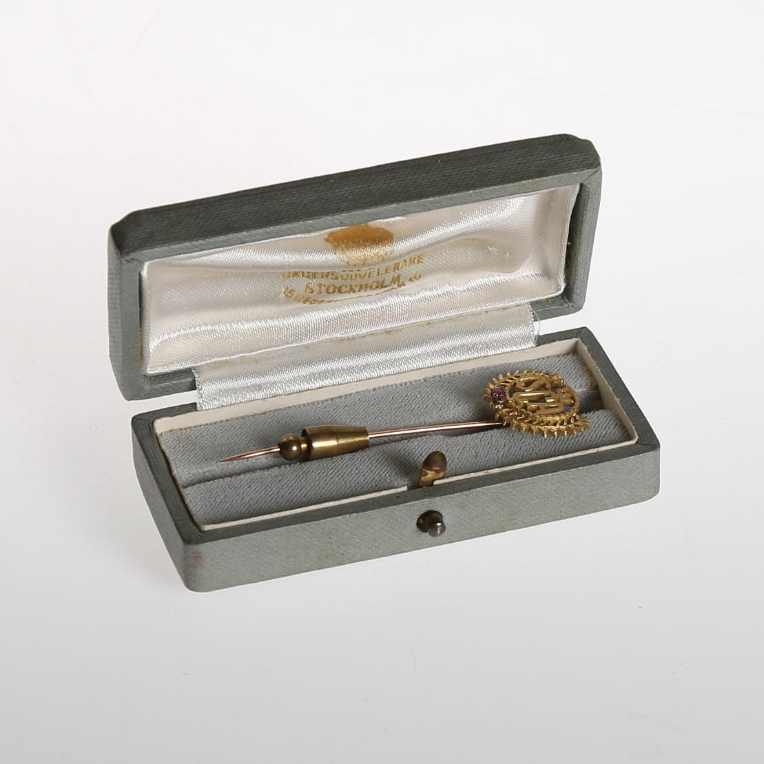 SLIPSNÅL, SCA, 18k guld med röd sten.