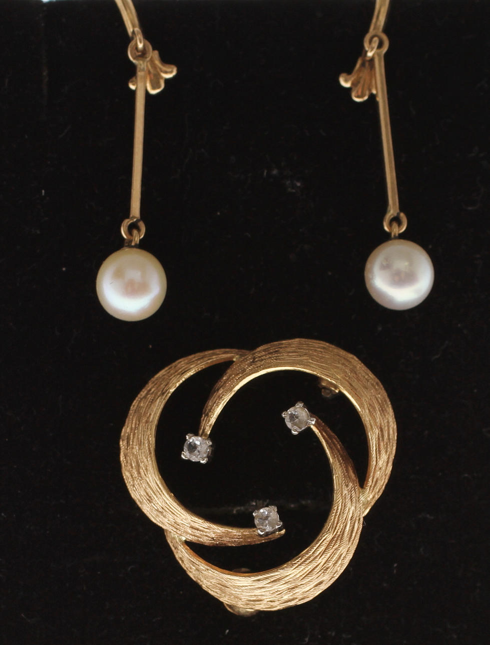 BROSCH, 18 k guld, med tre infattade via stenar, ÖRHÄNGEN, 18k guld, med pärlor. Total vikt 6,3 g.