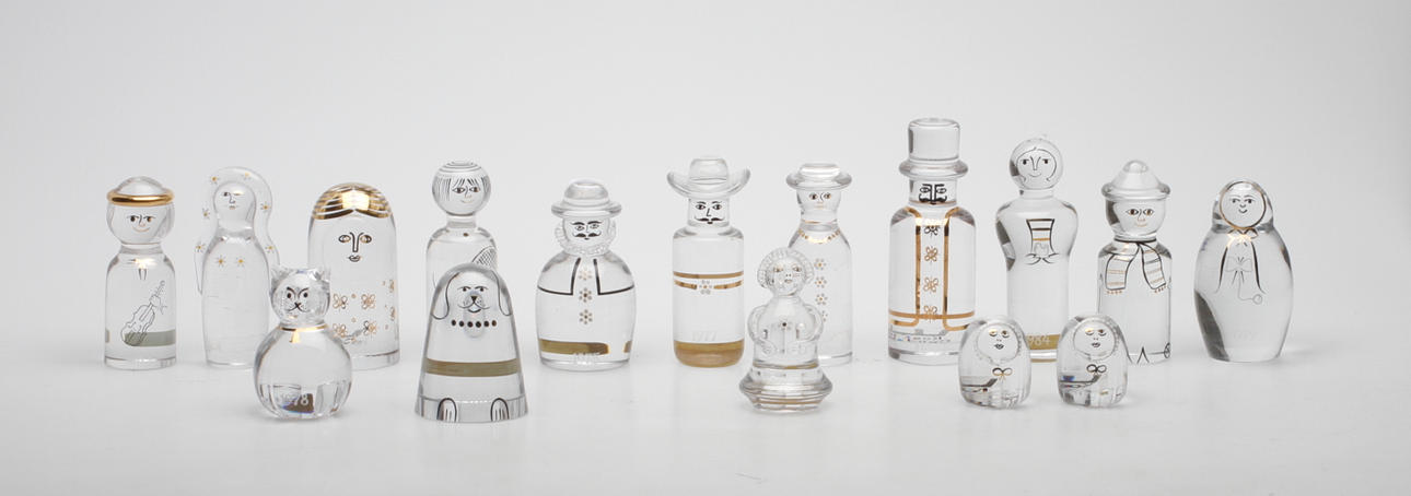 FIGURINER, 16 st, glas, "Familjen", Göran Wärft, Kosta.