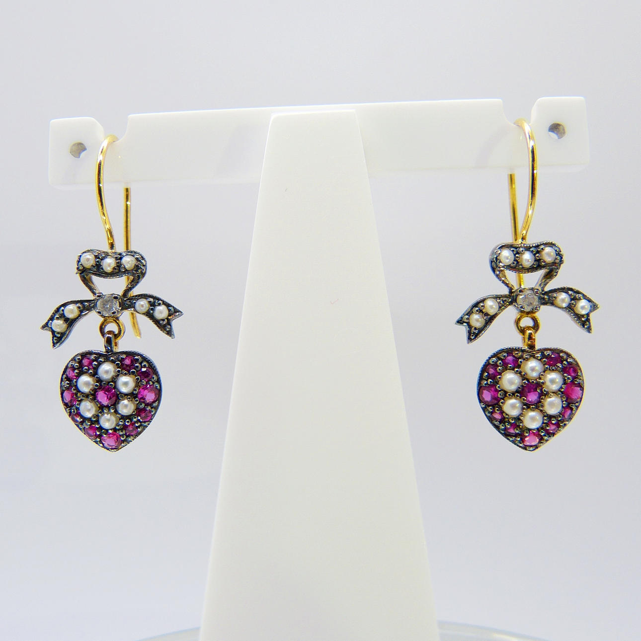 RUBY, PÄRLA & DIAMANT ÖRHÄNGEN.