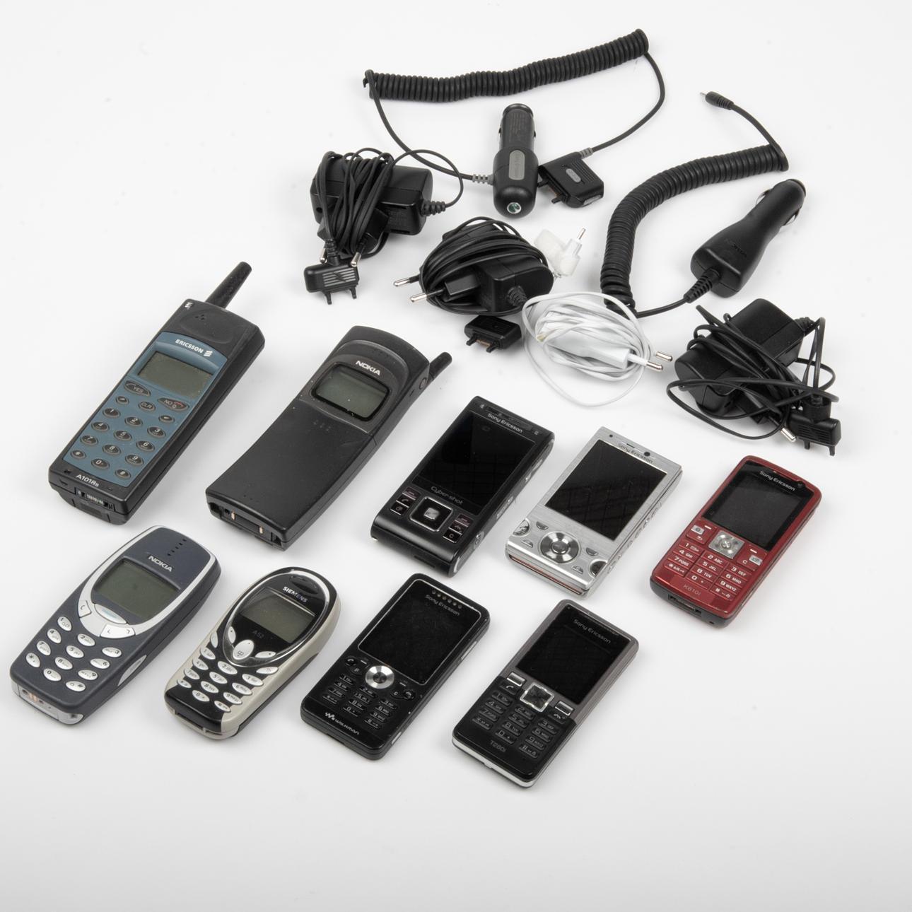 HANDYS, 9 Stück, inkl. A. Sony Ericsson und Nokia.