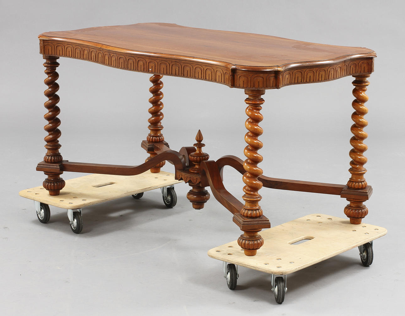 BORD, barockstil 1900-talets förra hälft.