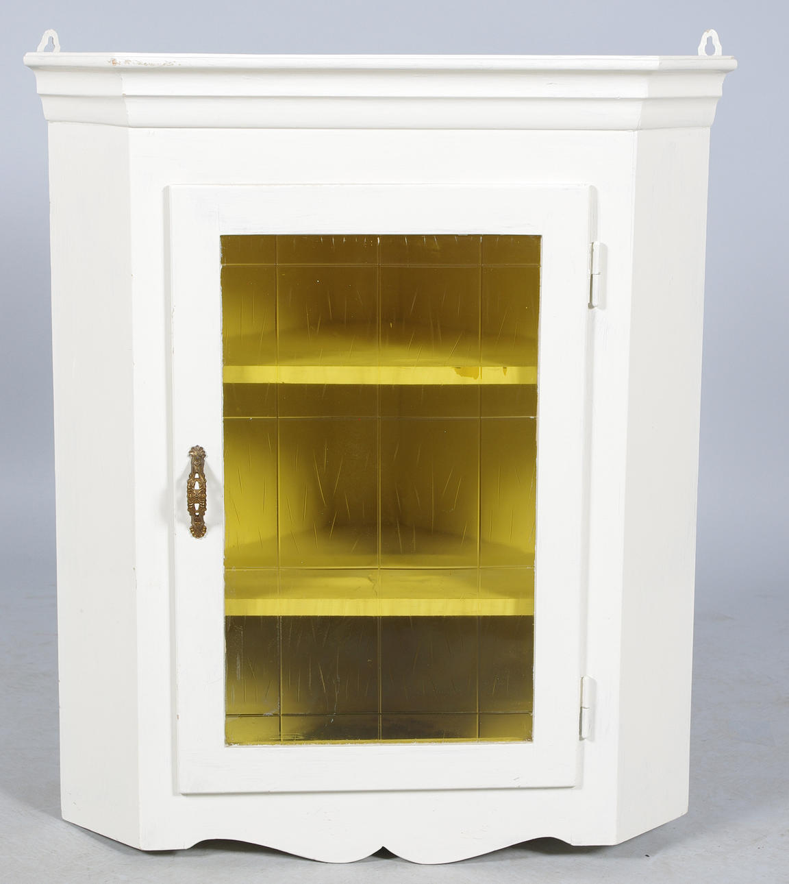 VÄGGHÖRNSKÅP, vitmålat med glasdörr, tidigt 1900-tal.