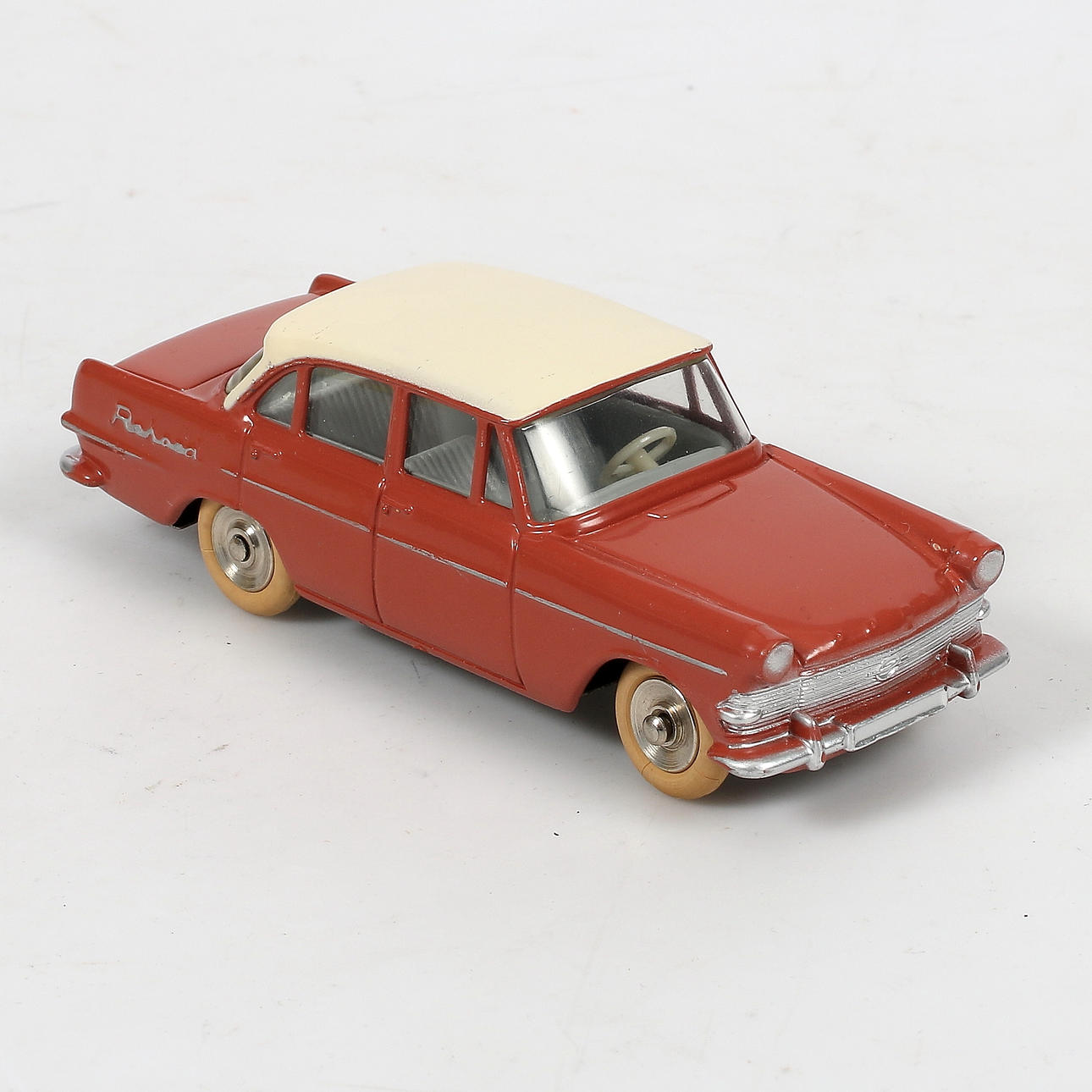 オペル　レコード　　ディンキートーイズ DINKY TOYS, Opel Rekord, with original box, mid 20th century. Toys