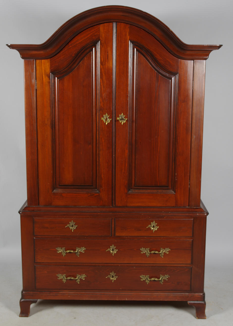 MATSALSSKÅP, betsad fur, rokokostil, tidigt 1900-tal.