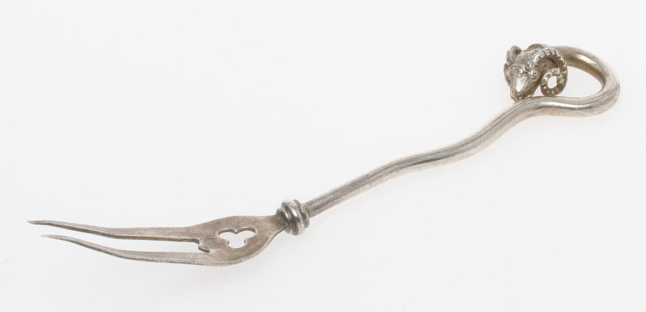 OSTGAFFEL med dekor av bockhuvud, silver, 1900-tal.