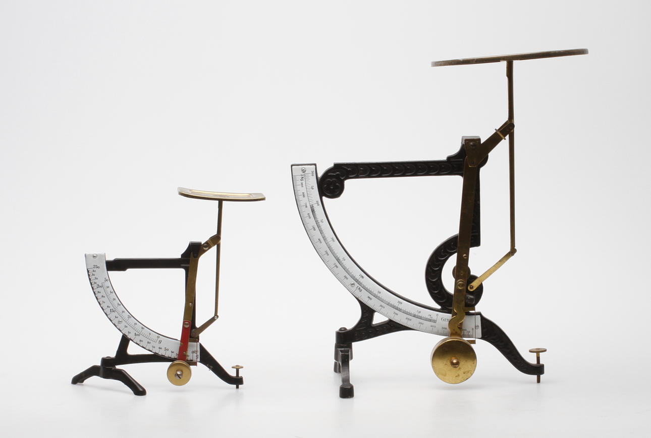 VÅGAR, 2 st. metall, 1900-tal.