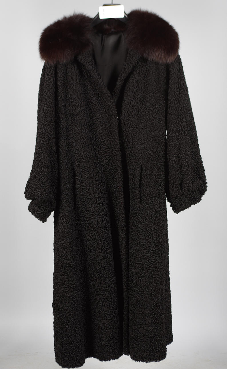 PERSIANPÄLS med pälskrage.