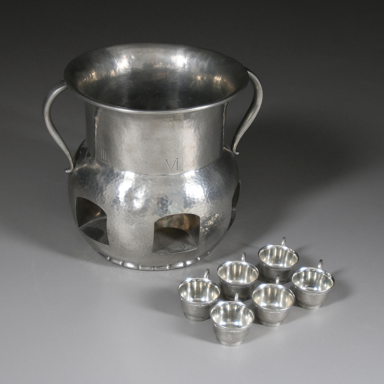 PUNSCHKYLARE med 6 MUGGAR, Ciselörer, Nyköping, 1930.