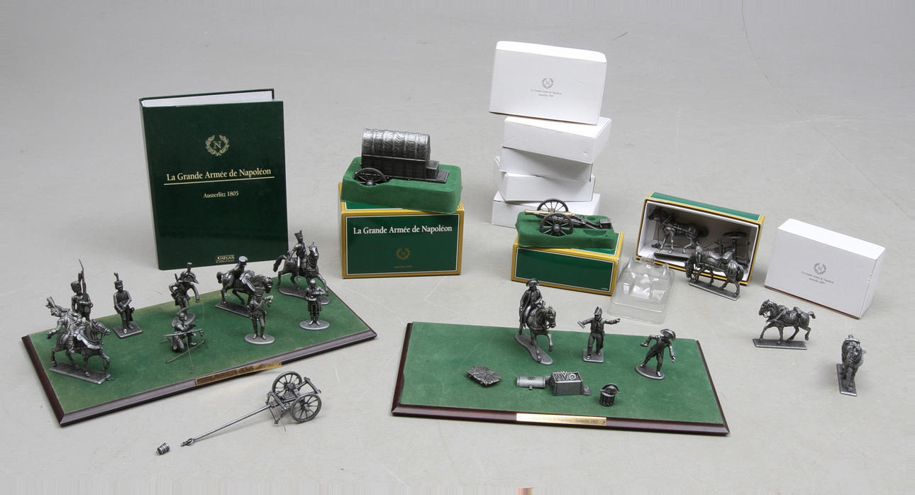 FIGURER i patinerad metall föreställande artilleri under slaget vid Austerlitz 1805. Bland andra Murat och Napoleon. Cirka 25 delar. Originalkartong.