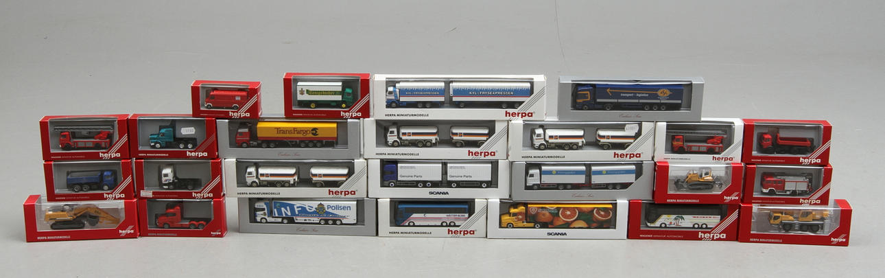 MODELLBILAR HERPA cirka 25 bilar i originalkartong.