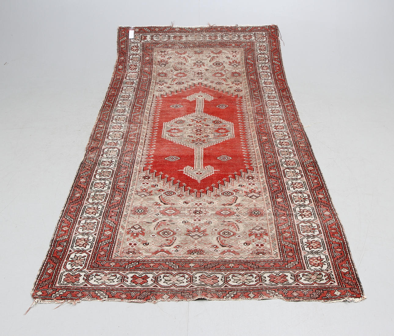 MATTA, Orientalisk, 285 x 145 cm.