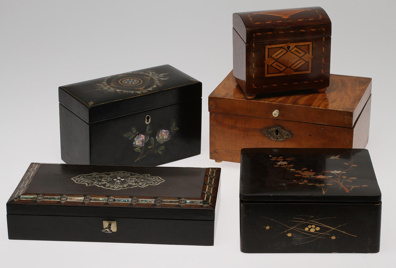 PARTI DIVERSE SKRIN, 5 st, olika modeller och utförande, bl a inläggningar av pärlemor, ben, trä m m. 1800/1900-tal.