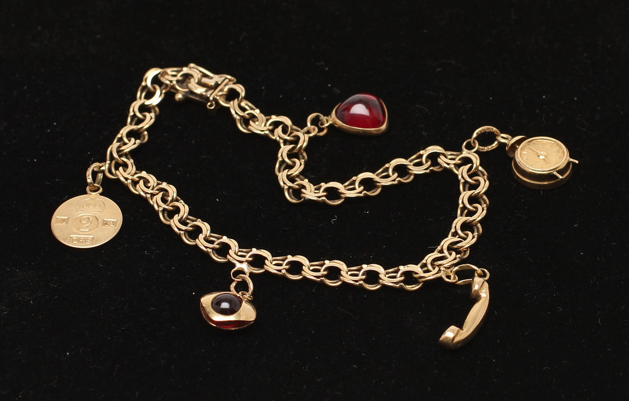 ARMBAND, bismarck med berlocker, 18k guld. Tot vikt 11,4 g.