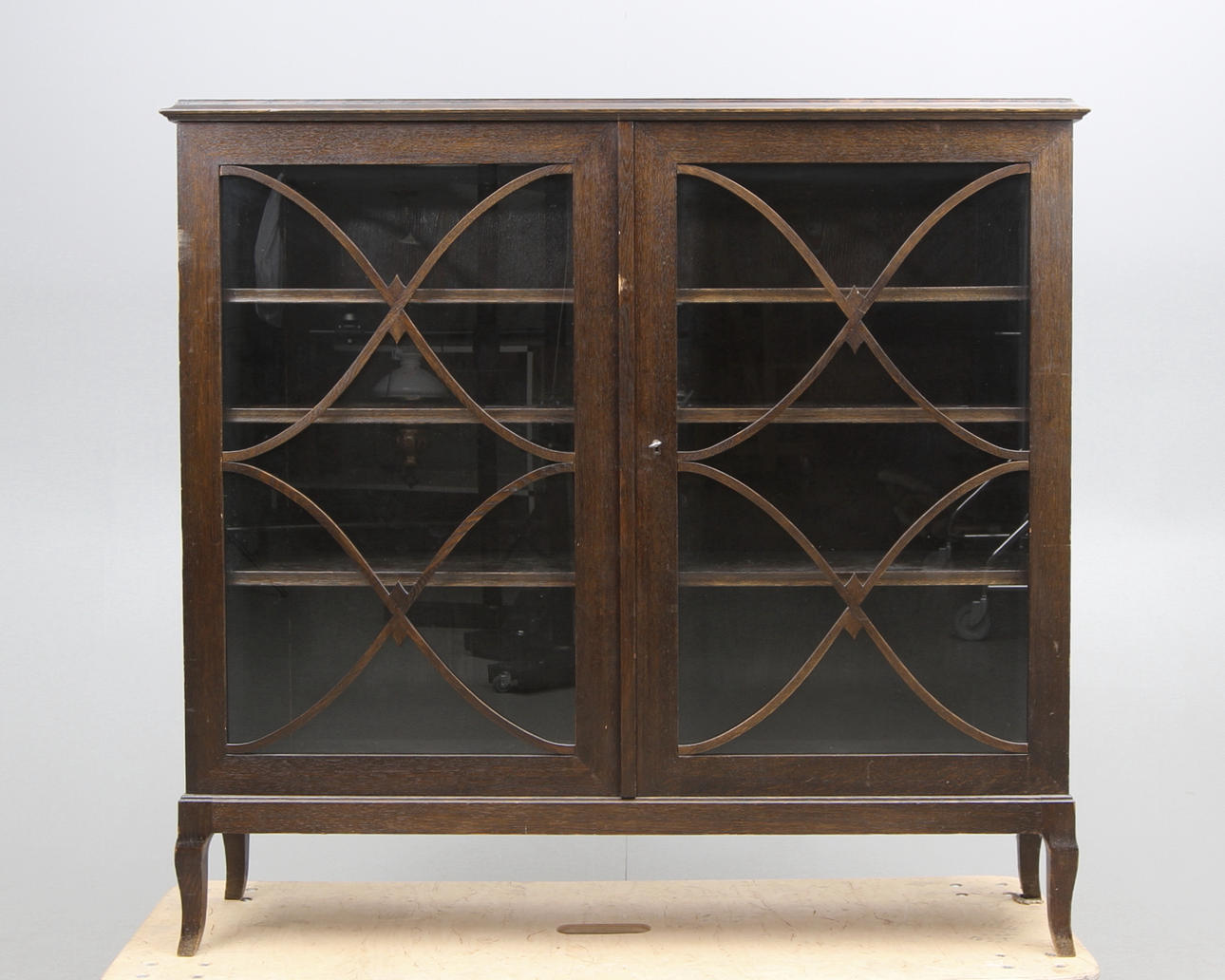 VITRINSKÅP, ek, 1920-tal.