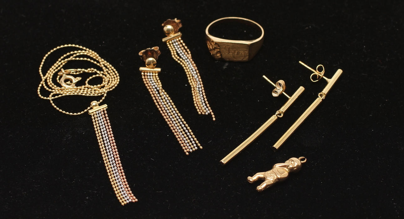 PARTI GULD, 5 delar, 18k guld. Ring, hänge, halsband samt 2 par örhängen. Tot vikt 10 g.