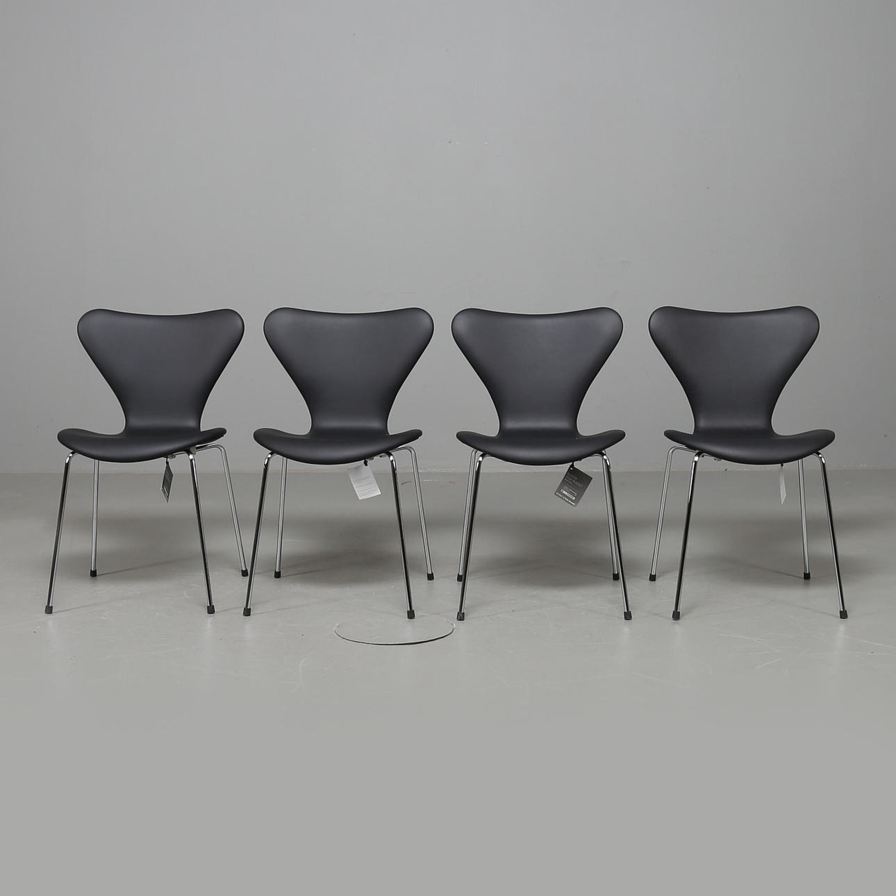 ARNE JACOBSEN. 7 stole, 4 stk, model 3107 i sort læder.