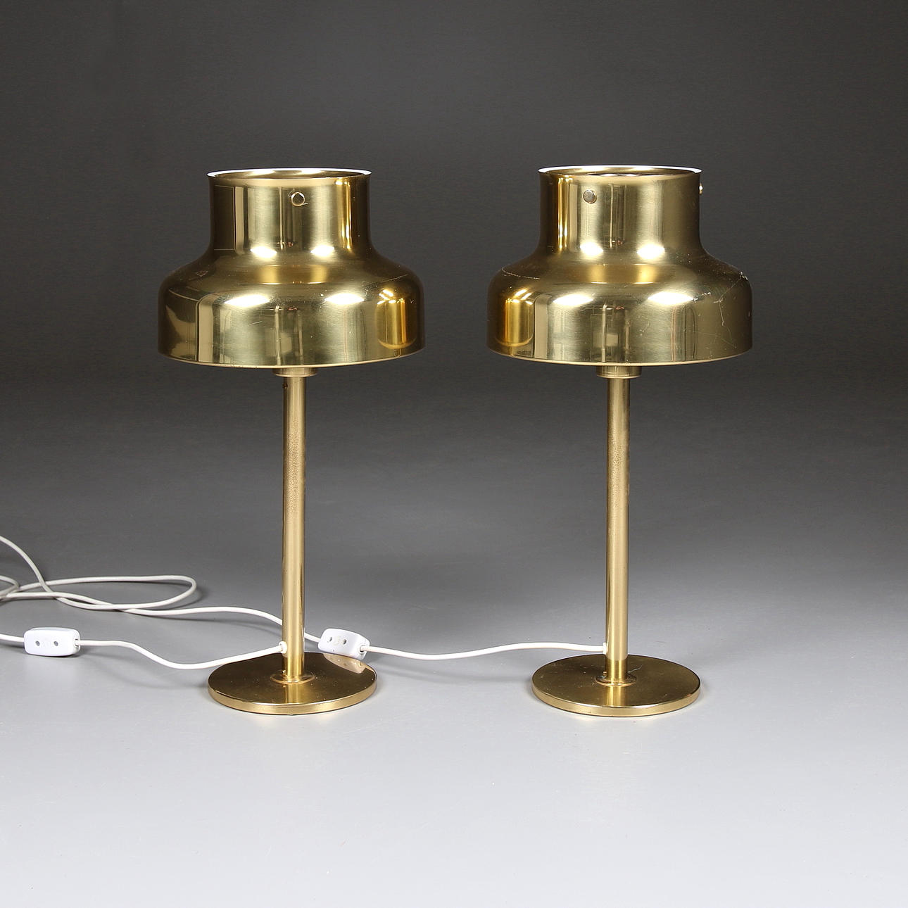 BORDSLAMPOR, 2 st, "Bumling", mässing, " Anders Pehrsson för Ateljé Lyktan, Åhus.