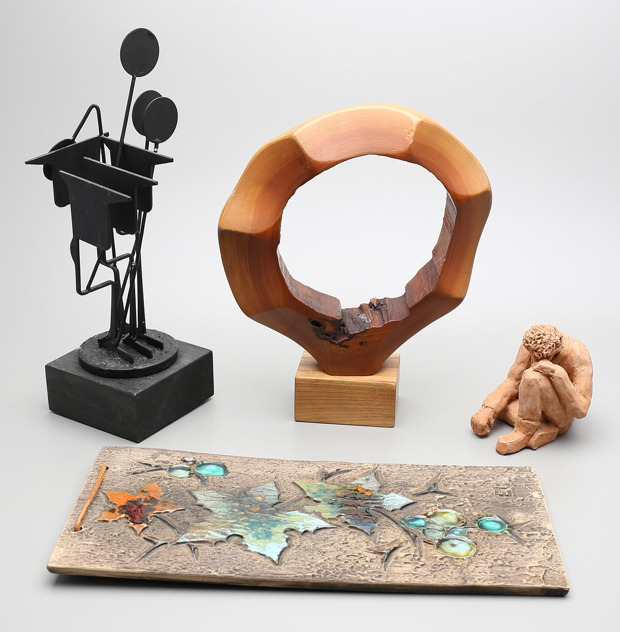 SKULPTURER, 3 st, samt VÄGGPLAKETT, 1900-tal.