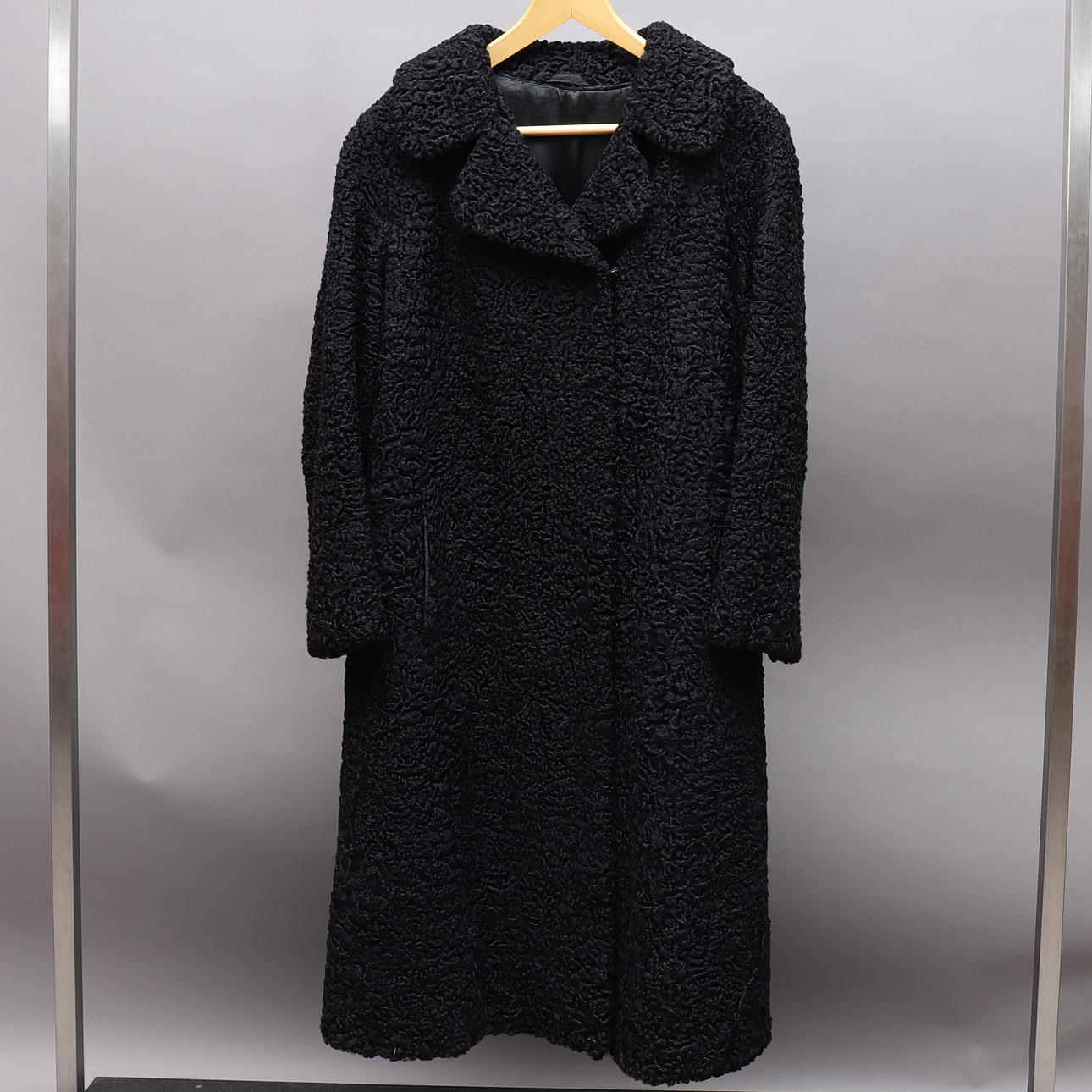 ABRIGO, pelo persa negro.