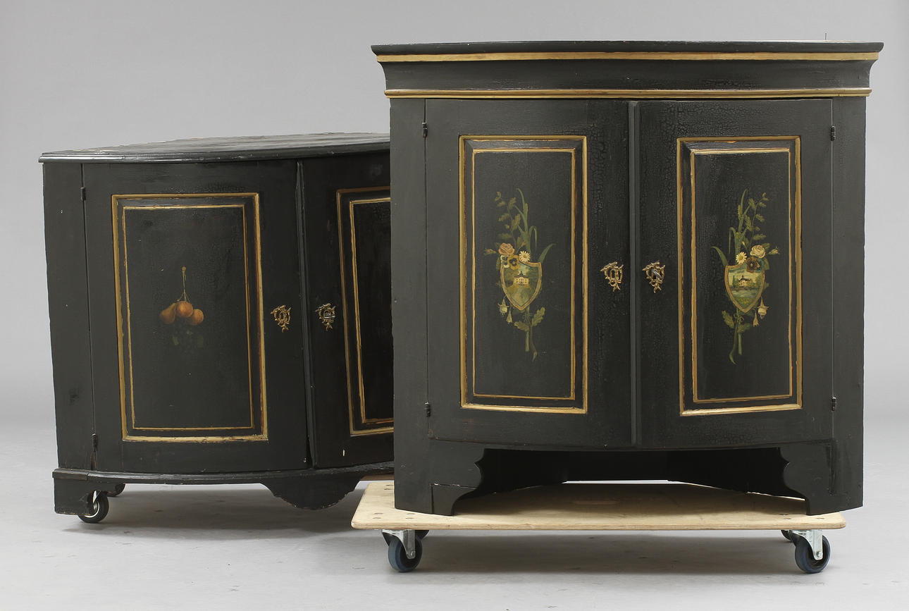 HÖRNSKÅP, omkring år 1800.