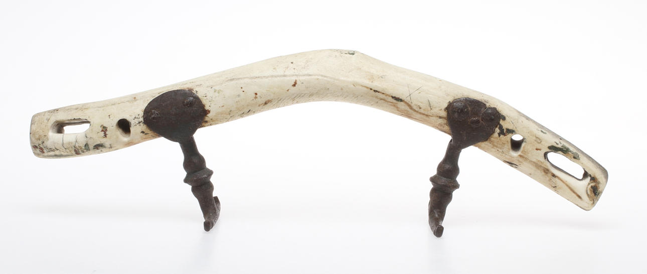 SELBÅGE, i ben med smidesbeslag, 1700-tal.