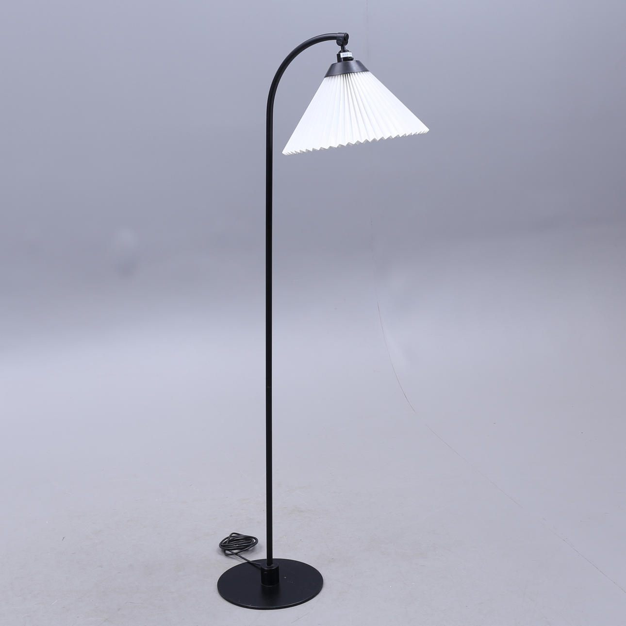 LÁMPARA DE PIE, metal, Le Klint 368, años 2000.