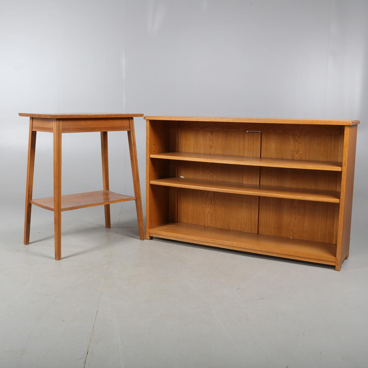 HYLLA samt BORD,ek,1900-tal.