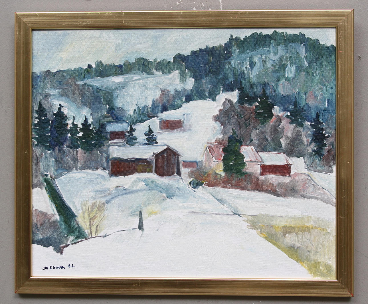 ANN-MARIE EKBOM. Vinterlandskap med röda stugor, Bjärtrå, Höga Kusten. Olja på duk uppklistrad på pannå. Signerad och daterad 1982.