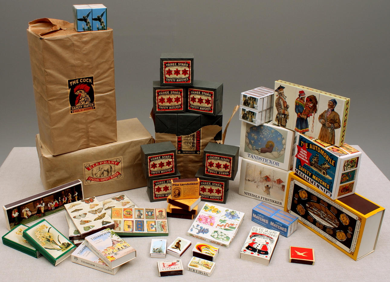 TÄNDSTICKOR, samling, parti, 2 lådor.