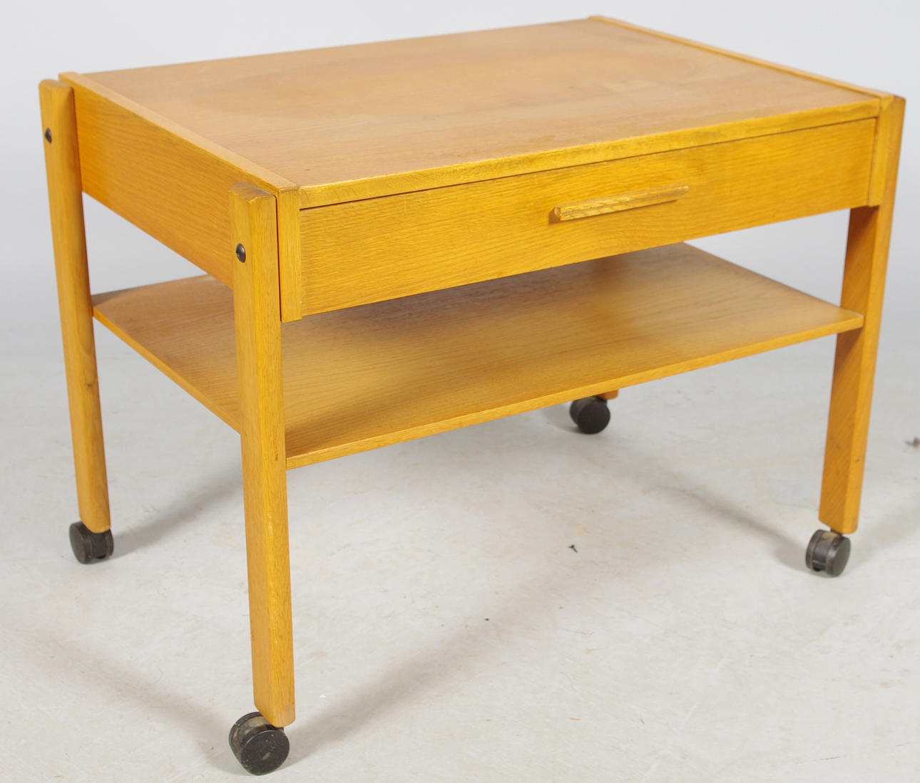 TIDNINGSBORD PÅ HJUL, ek, 1960/70-tal.