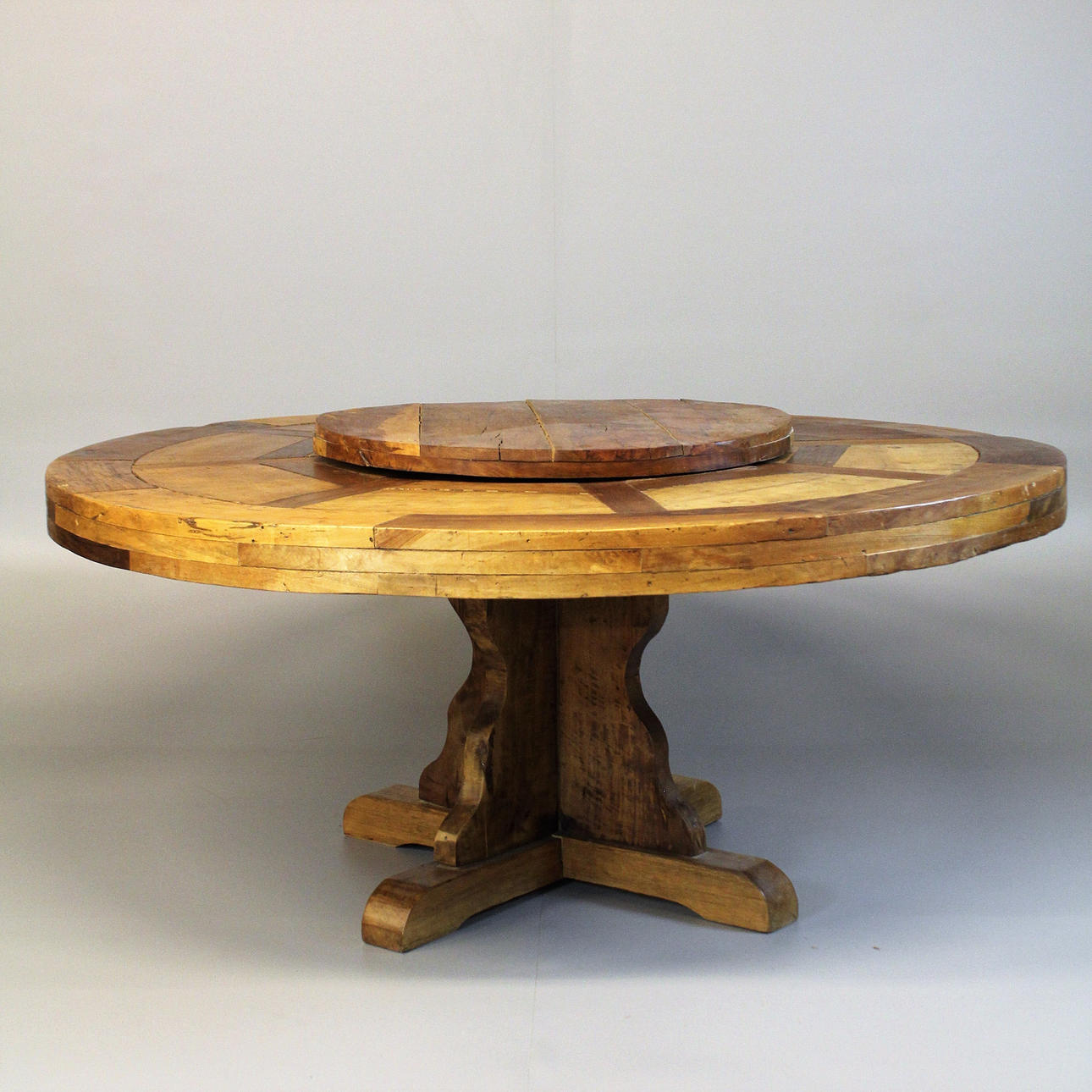 SPISEBORD med drejeskive og 8 STOLE.