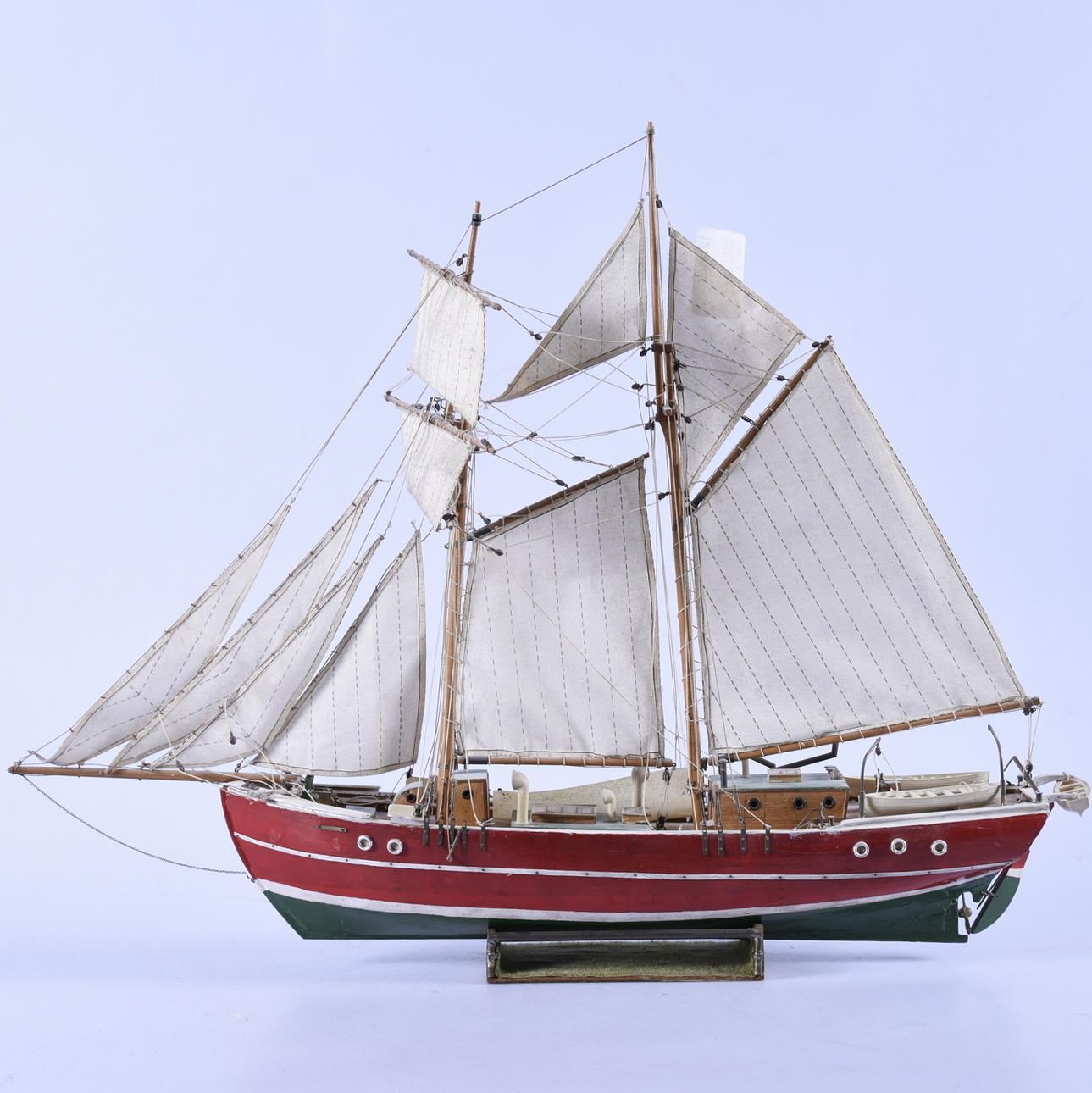 MODELLBÅT, trä, 1900-talets första hälft.