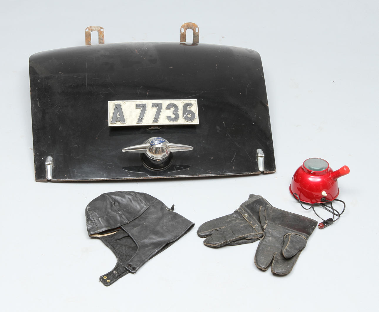 PARTI BILHISTORIA. Baklucka från äldre Ford, kartläsarlampa, skinnhandskar samt läderhuva.
