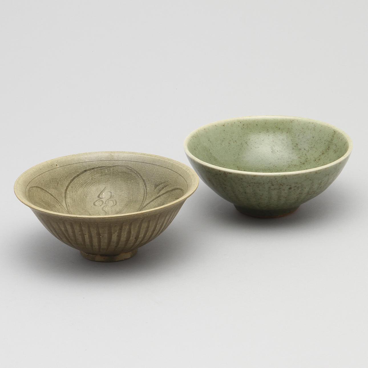 SKÅLAR, 2 st, stengods, troligen Ming, Kina.