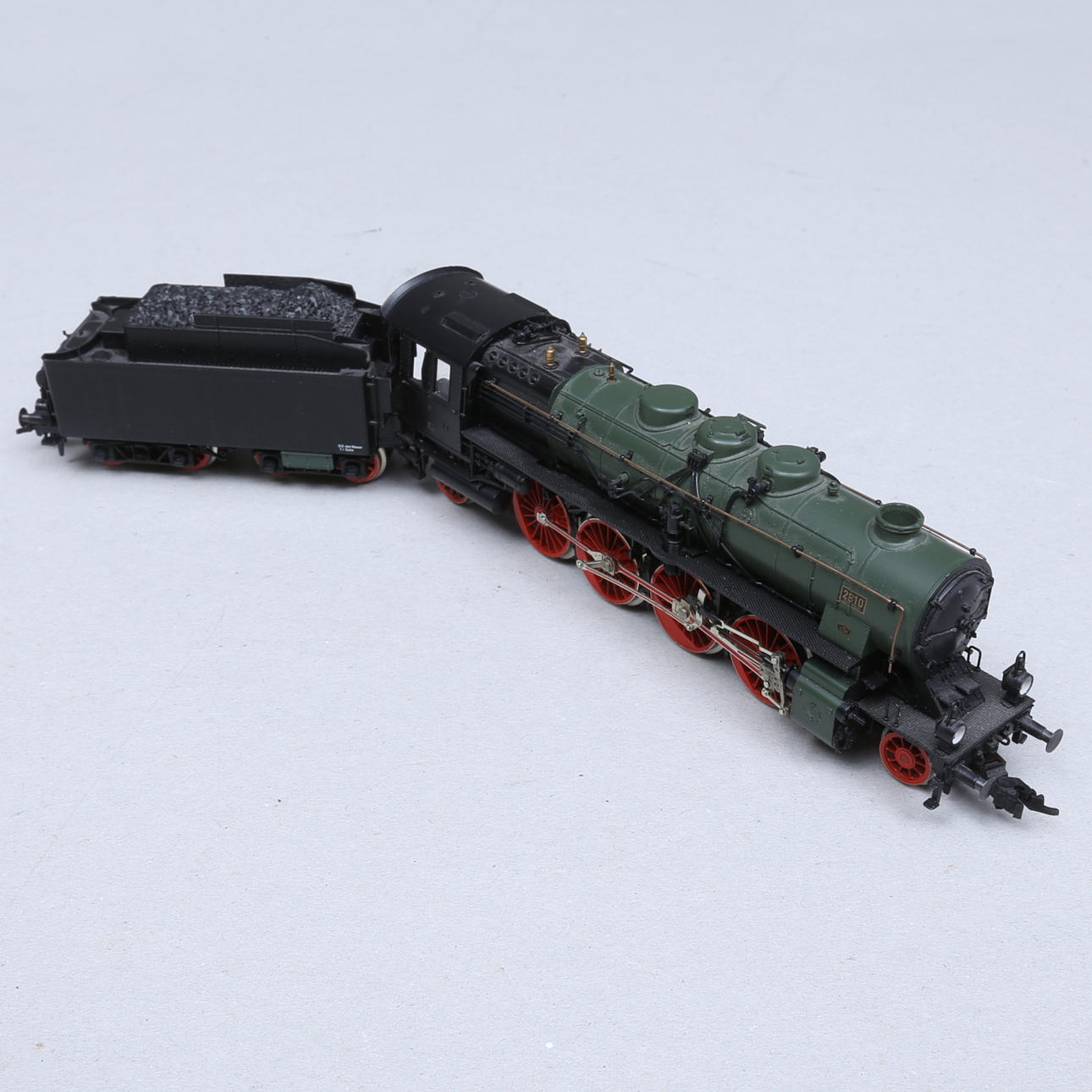 FLEISCHMANN steam locomotive P10 with tender.