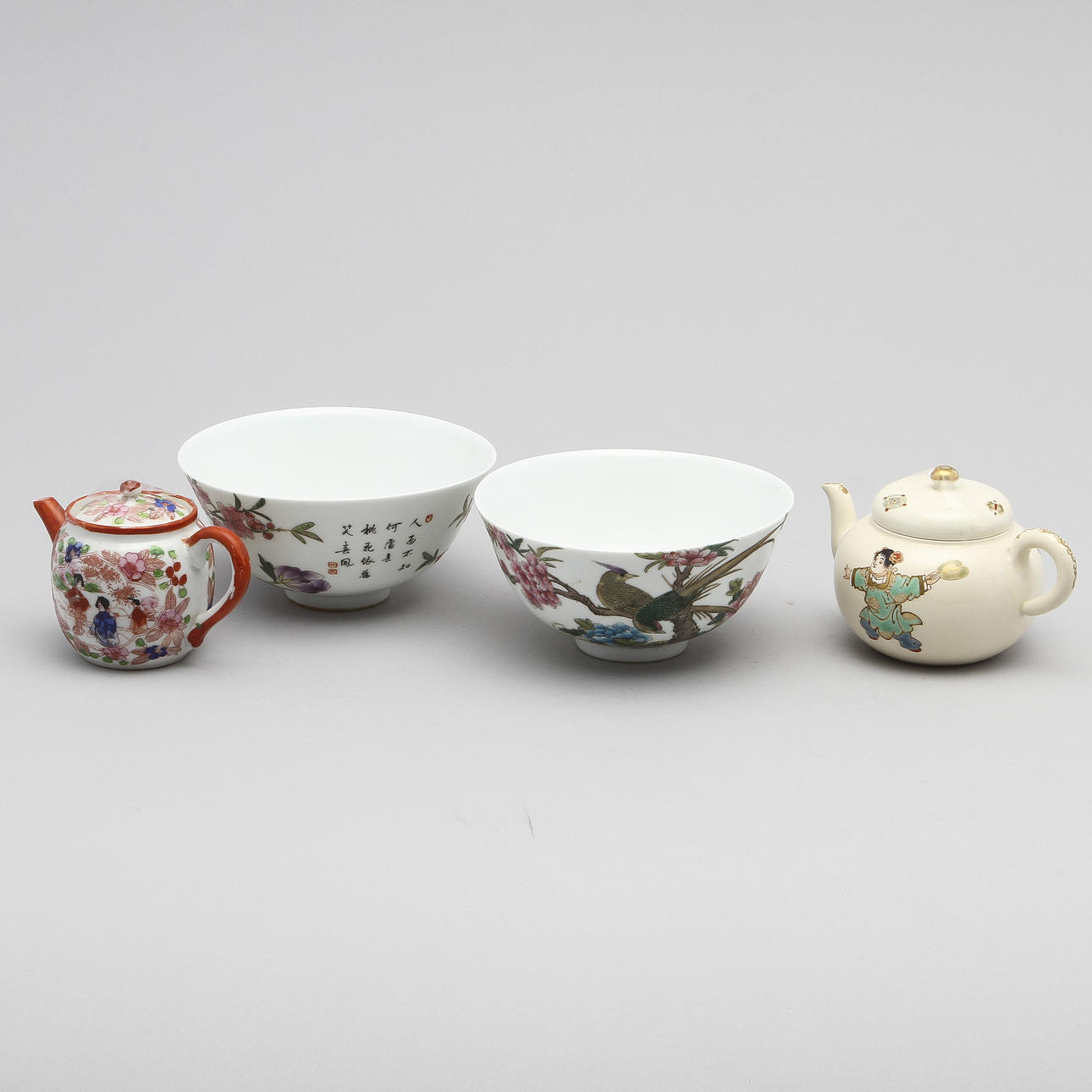 SKÅLAR, 2 st samt TEKANNOR, 2 st, porslin, Kina och Japan, 1900-tal.